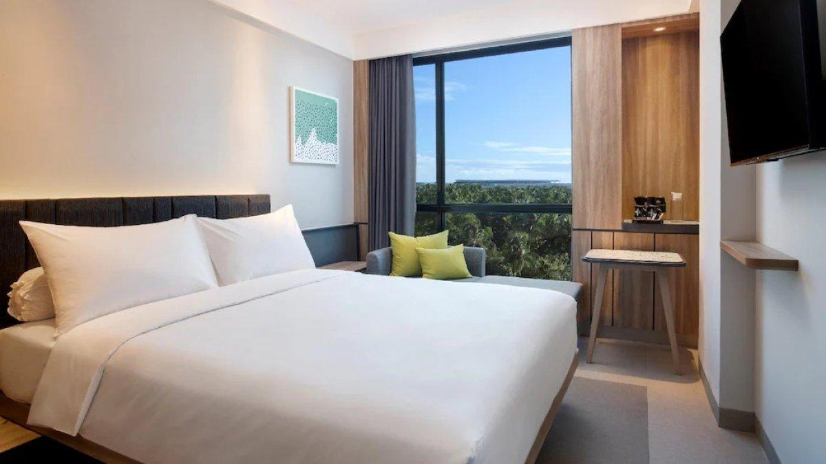 Ibis Yogyakarta International Airport Kulon Progo, satu hotel bintang 3 dekat Bandara YIA Jogja yang mendapat rating 8 dari Agoda dan tarif inap mulai Rp 100 ribuan.