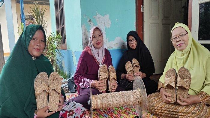 Ibu-ibu yang tergabung di Bank Sampah KGS menunjukkan kerjain sandal dari eceng gondok di Jalan Sersan Zaini, Kelurahan 2 Ilir, Kecamatan Ilir Timur (IT) II, Jumat (11/10/2024)