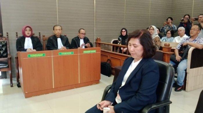 Kusumayati, warga Nagasari, Kecamatan Karawang Barat, Kabupaten Karawang. Ibu rumah tangga itu digugat anak kandungnya sendiri karena harta gono gini.