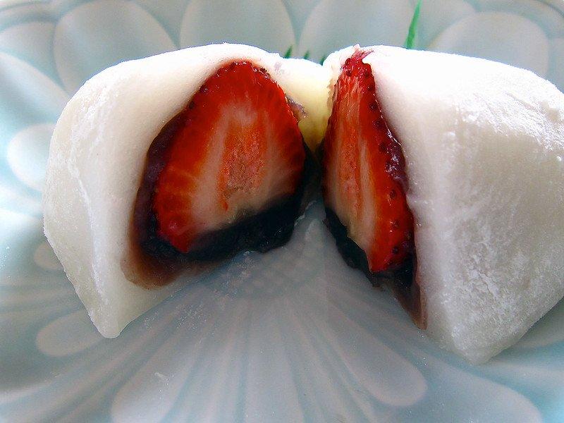 Ichigo daifuku, satu makanan khas musim semi di Jepang.