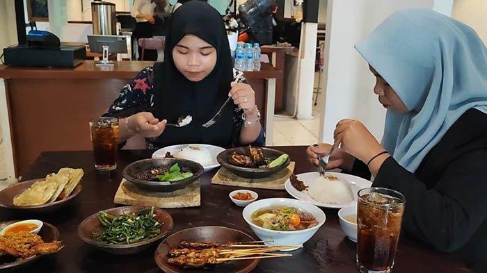 Suasana dan beberapa menu yang ada di warung bernama Iga Bakar Bude Ranti yang beralamat di jalan Solihin GP No.14 Pangkalpinang, Provinsi Kepulauan Bangka Belitung.