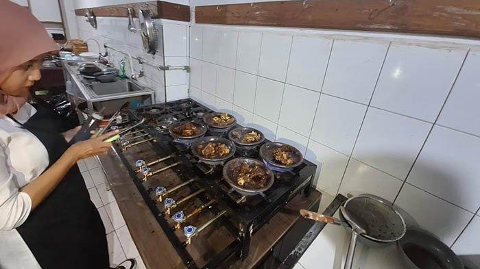 Suasana dan beberapa menu yang ada di warung bernama Iga Bakar Bude Ranti yang beralamat di jalan Solihin GP No.14 Pangkalpinang, Provinsi Kepulauan Bangka Belitung.