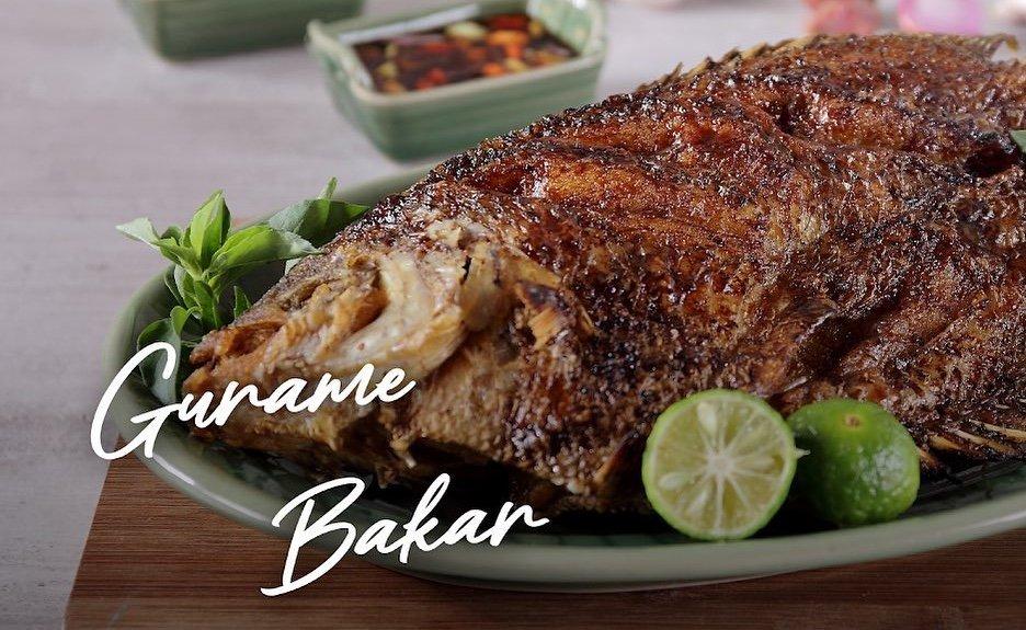 Gurame bakar di resto Ikan Bakar Cianjur.