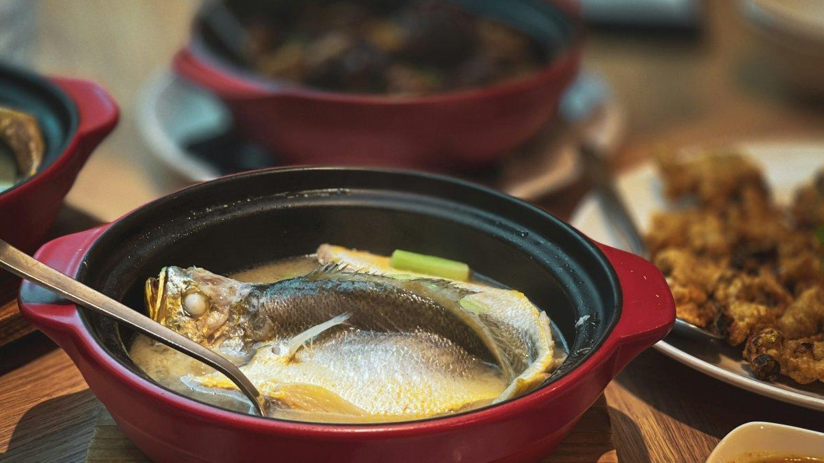 Ikan, satu makanan khas Imlek yang dipercaya membawa keberuntungan.