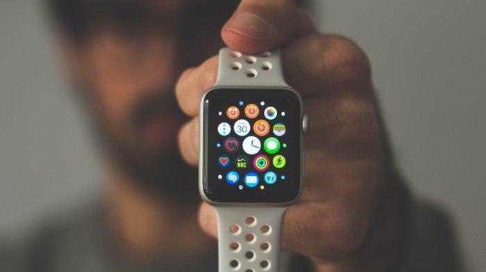 Ilustrasi Apple Watch. Berkat Apple Watch, wanita asal Amerika Serikat berhasil menghubungi layanan darurat 911 untuk minta tolong karena dikubur hidup-hidup oleh suaminya.