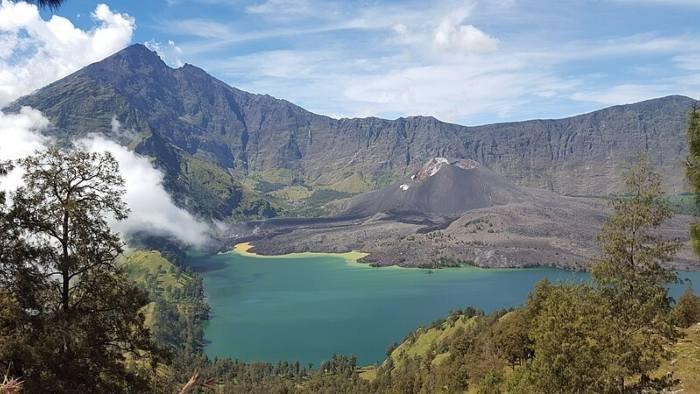Ilustrasi Danau Segara Anak, Lombok, NTB