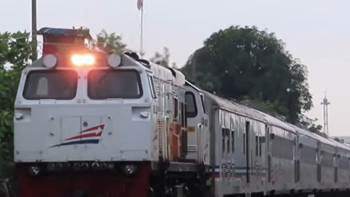 Ilustrasi KA Ranggajati sedang menuju stasiun terakhir yaitu Stasiun Surabaya Gubeng