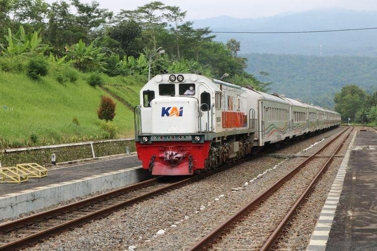 Ilustrasi kereta api Gumarang tujuan Stasiun Gubeng-Tegal