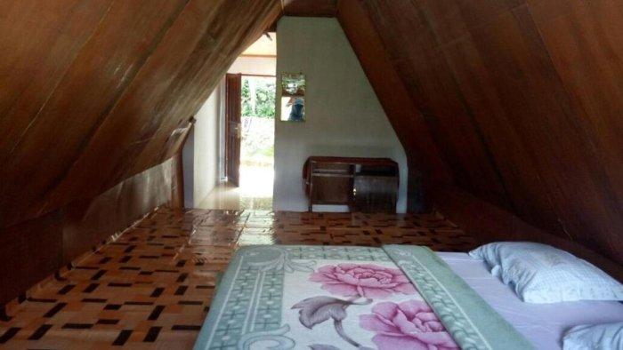 Ilustrasi Laster Jony's Guest House, Dekat wisata Danau Toba.