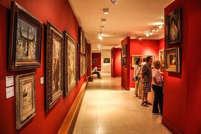 Ilustrasi pameran. Seorang pegawai museum di Jerman baru-baru ini ditangkap usai memalsukan lukisan untuk dilelang dan mendanai gaya hidupnya yang mewah.