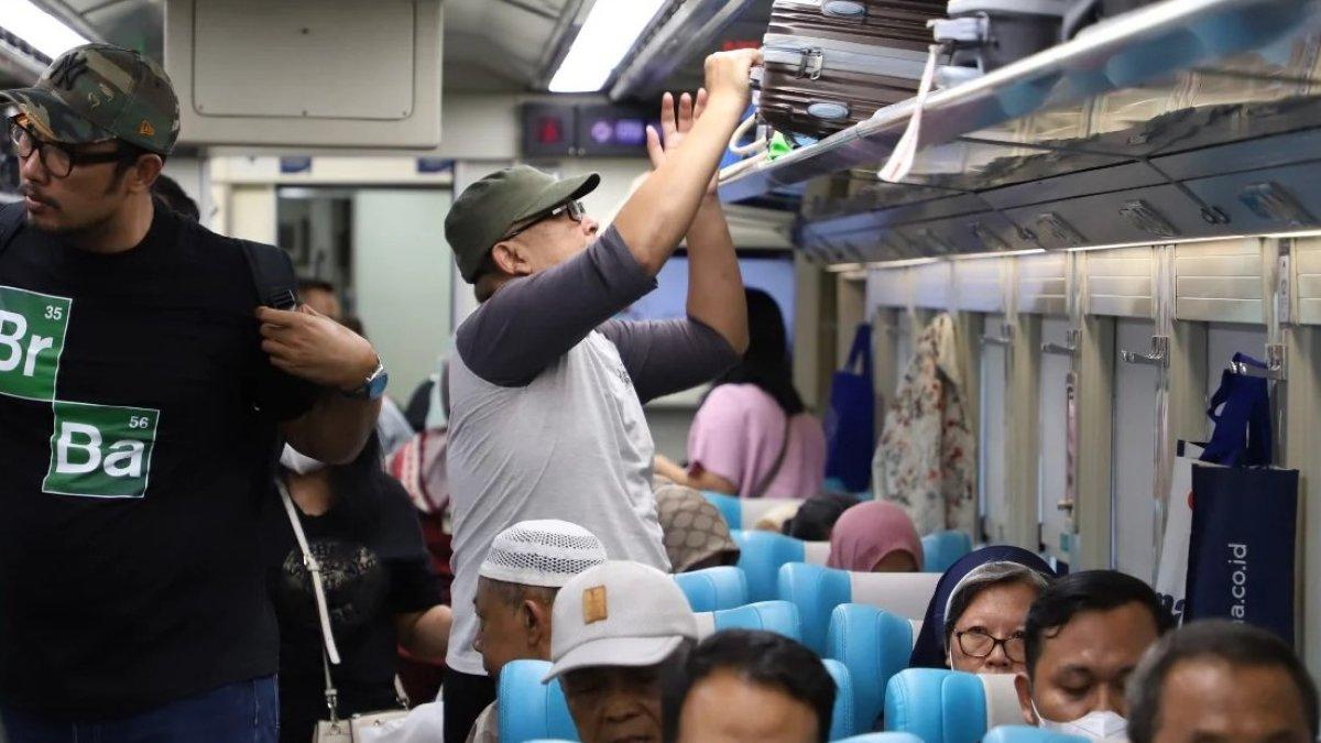 Ilustrasi para penumpang kereta api ketika mudik Lebaran 2024.