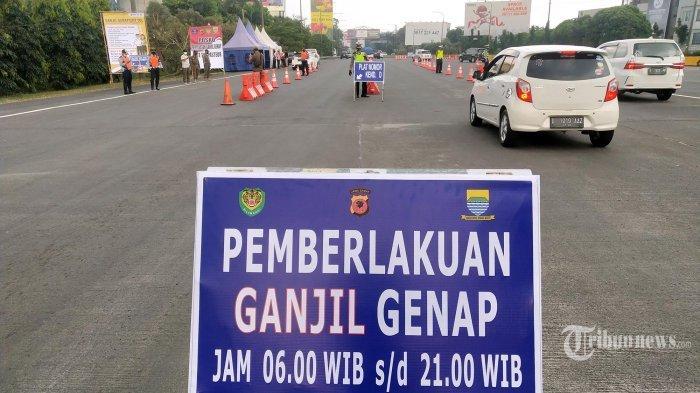 Ilustrasi Pemberlakuan ganjil genap - Petugas melakukan penyekatan pemberlakuan ganjil genap di Gerbang Tol Pasteur, Kota Bandung, Jawa Barat, Jumat (3/9/2021).