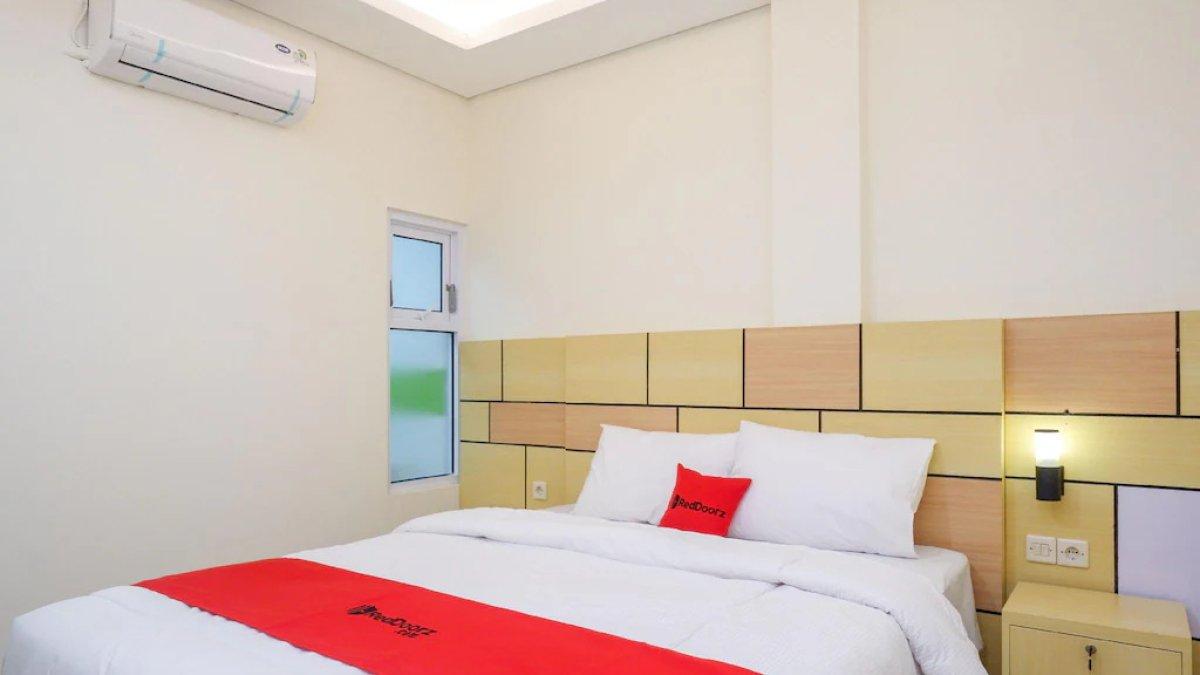 Ilustrasi salah satu tipe kamar yang ada di RedDoorz Plus near Pasar Gede Solo