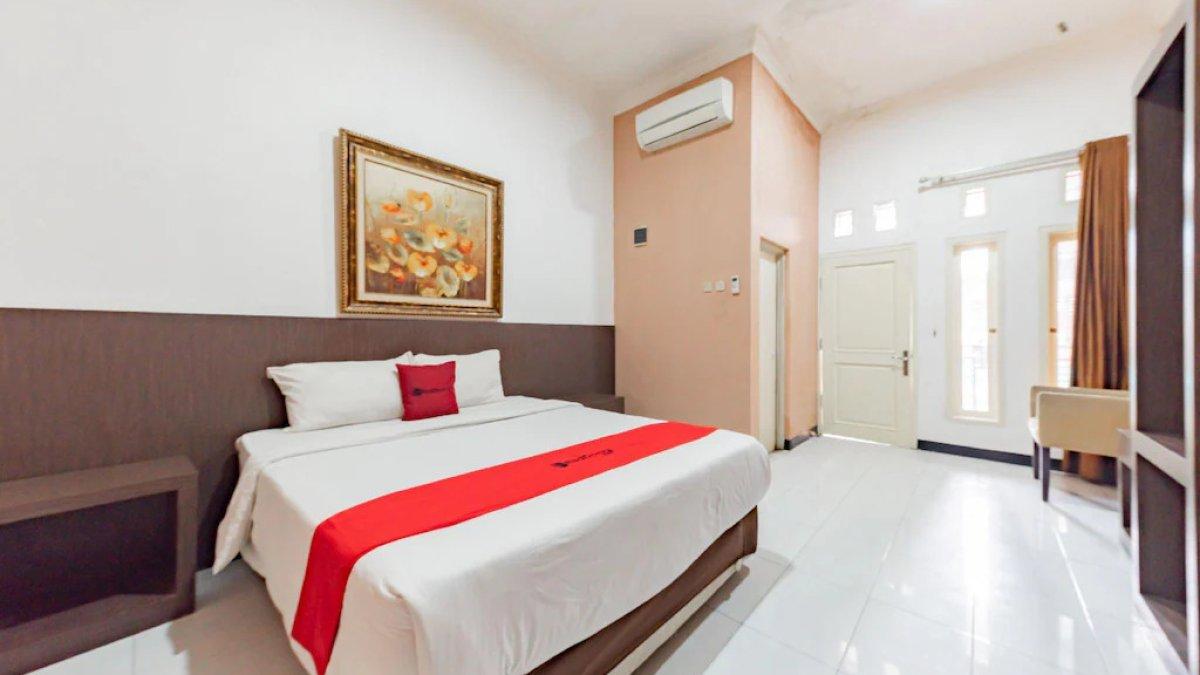 Ilustrasi salah satu tipe kamar yang ada di RedDoorz near Kejaksan Station Cirebon