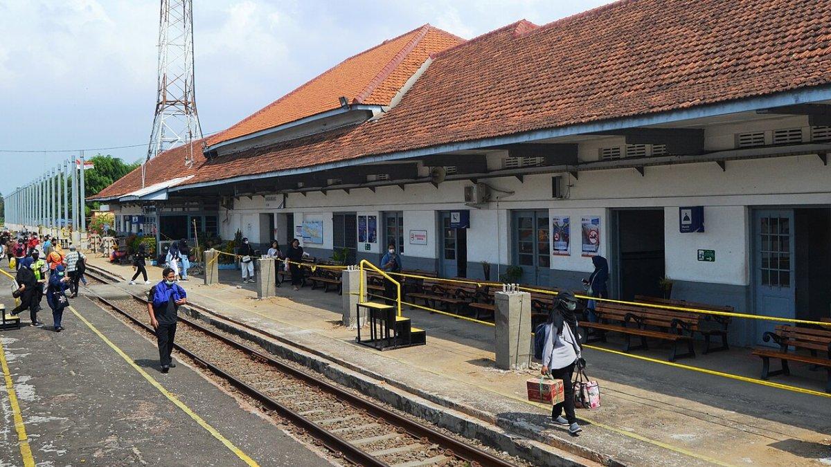 Ilustrasi Stasiun Karawang di Karawang, Jawa Barat.
