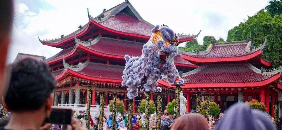 Ilustrasi suasana Klenteng Sam Poo Kong ketika ada pertujukan Barongsai