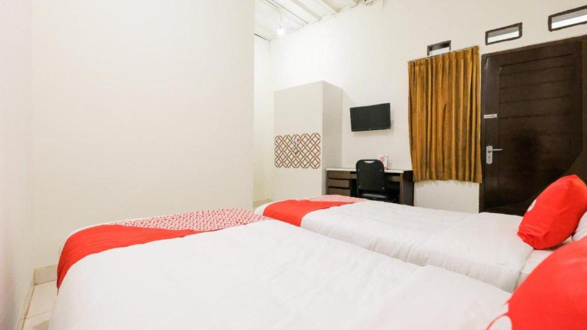Ilustrasi tipe kamar 2 single bed di SUPER OYO Collection O 2383 Andongkoe 64 Salatiga