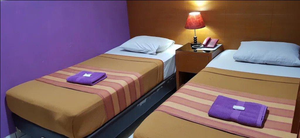 Ilustrasi tipe kamar 2 single bed yang ada di Hotel Dequr Jakarta Kota