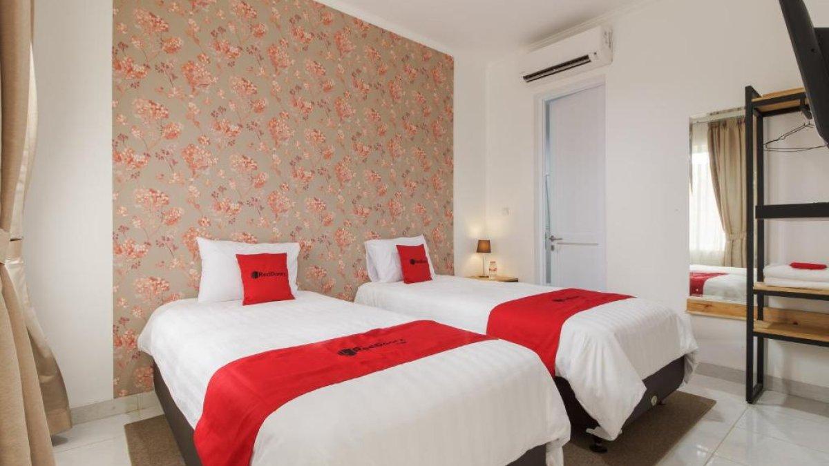 Ilustrasi tipe kamar yang ada di RedDoorz Plus near Exit Toll Puncak 2