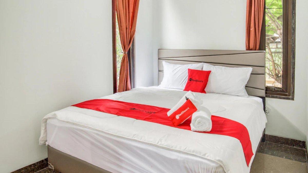 Ilustrasi tipe kamar yang ada di RedDoorz near Taman Mini Jakarta
