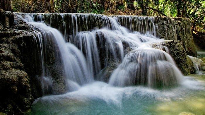 Ilustrasi air terjun yang aliran airnya bertingkat seperti anak tangga.