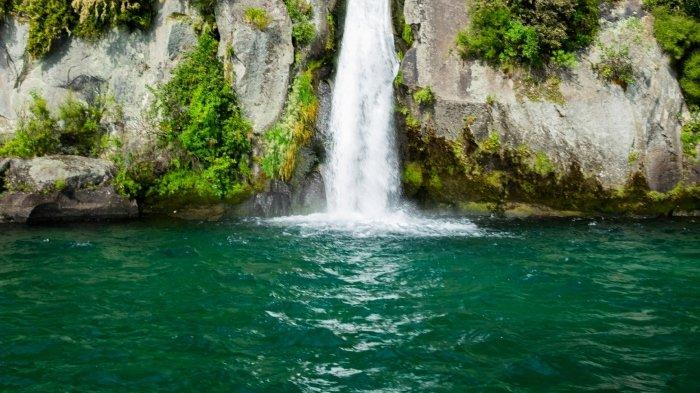 Ilustrasi air terjun yang menyejukkan, cocok buat liburan akhir pekan.