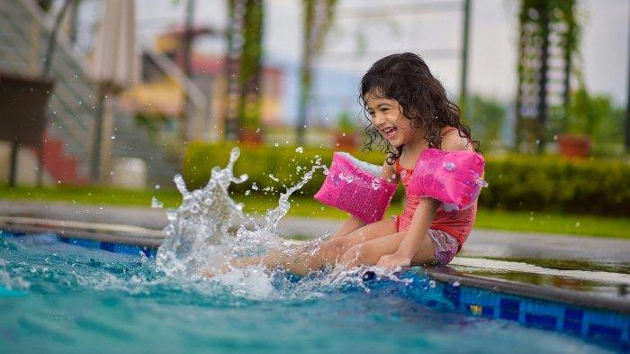Ilustrasi anak-anak berenang di kolam renang.