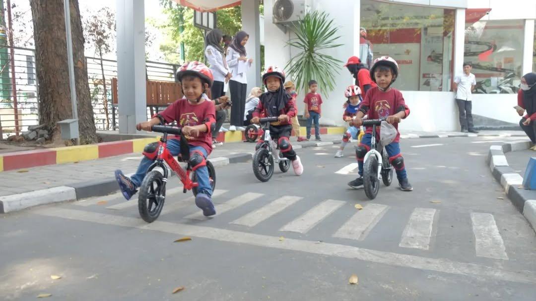 Ilustrasi anak-anak yang mencoba zona Lalu Lintas di Taman Pintar, Jogja.