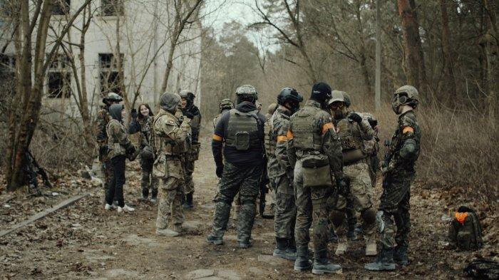 Ilustrasi anggota kelompok bermain paintball.