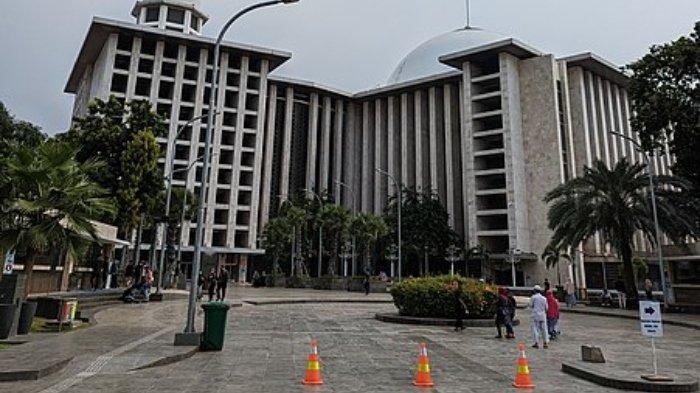 Area luar Masjid Istiqlal Kecamatan Sawah Besar, Kota Jakarta Pusat, Jakarta.