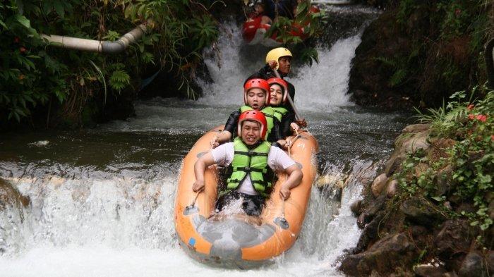 Ilustrasi arung jeram atau rafting, wisata yang digemari para pencinta adrenalin.