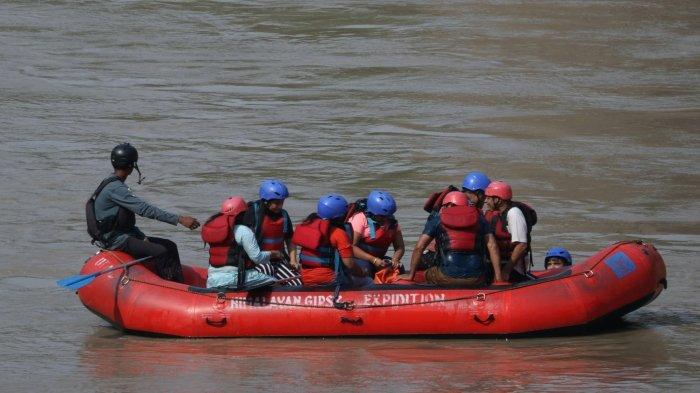 Ilustrasi arung jeram.