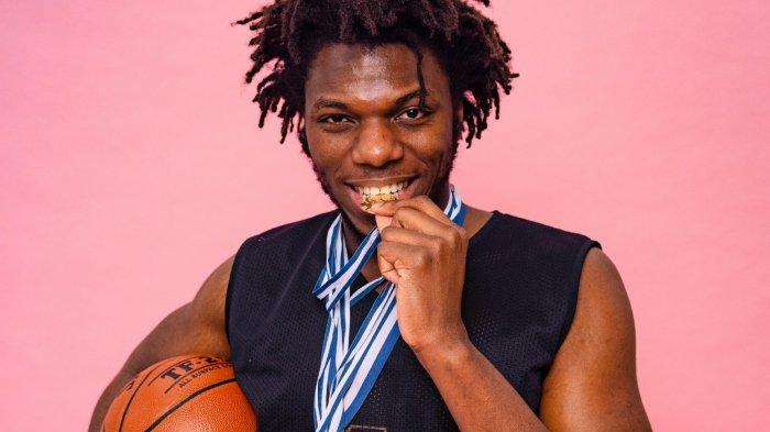 Ilustrasi atlet menggigit medali.