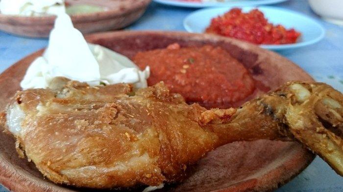 Ilustrasi ayam penyet dengan sambal dan lalapan.