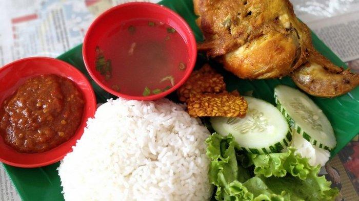 Ilustrasi ayam penyet dengan sambal dan lalapan.