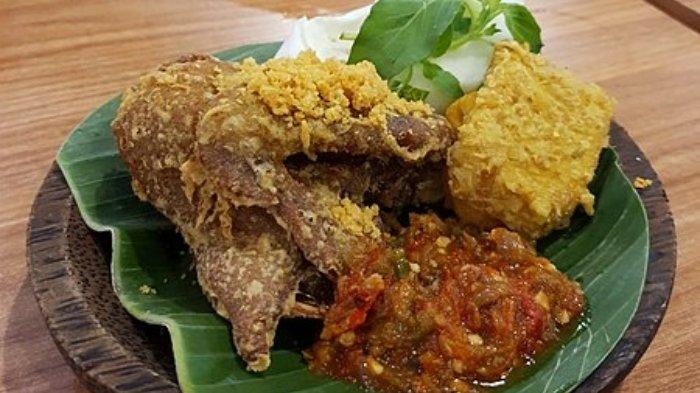 Ilustrasi ayam penyet dengan sambal dan lalapan.