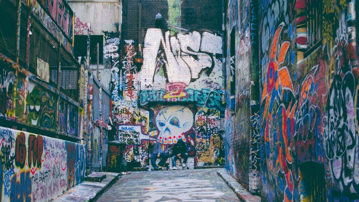 Ilustrasi bangunan penuh graffiti
