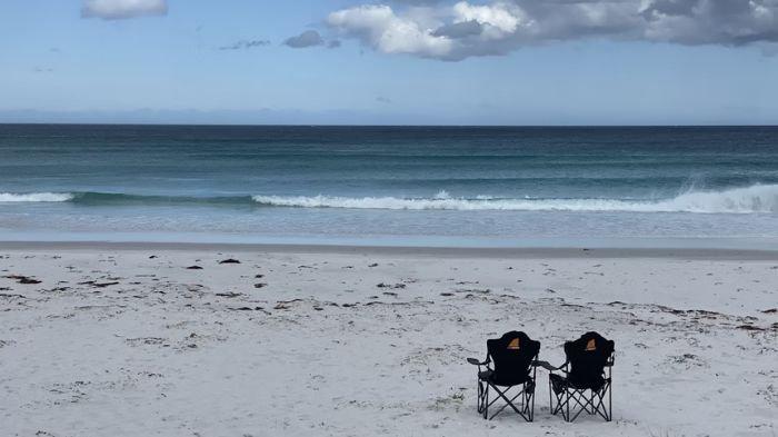 Ilustrasi beach camp.