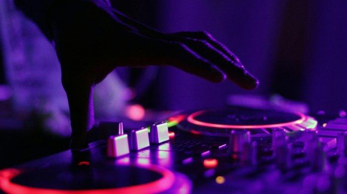 Ilustrasi bermain DJ. David Solomon, orang terkaya di dunia punya hobi unik yaitu David Solomon, bahkan sering menjadi DJ di New York, Miami, dan Bahamas.