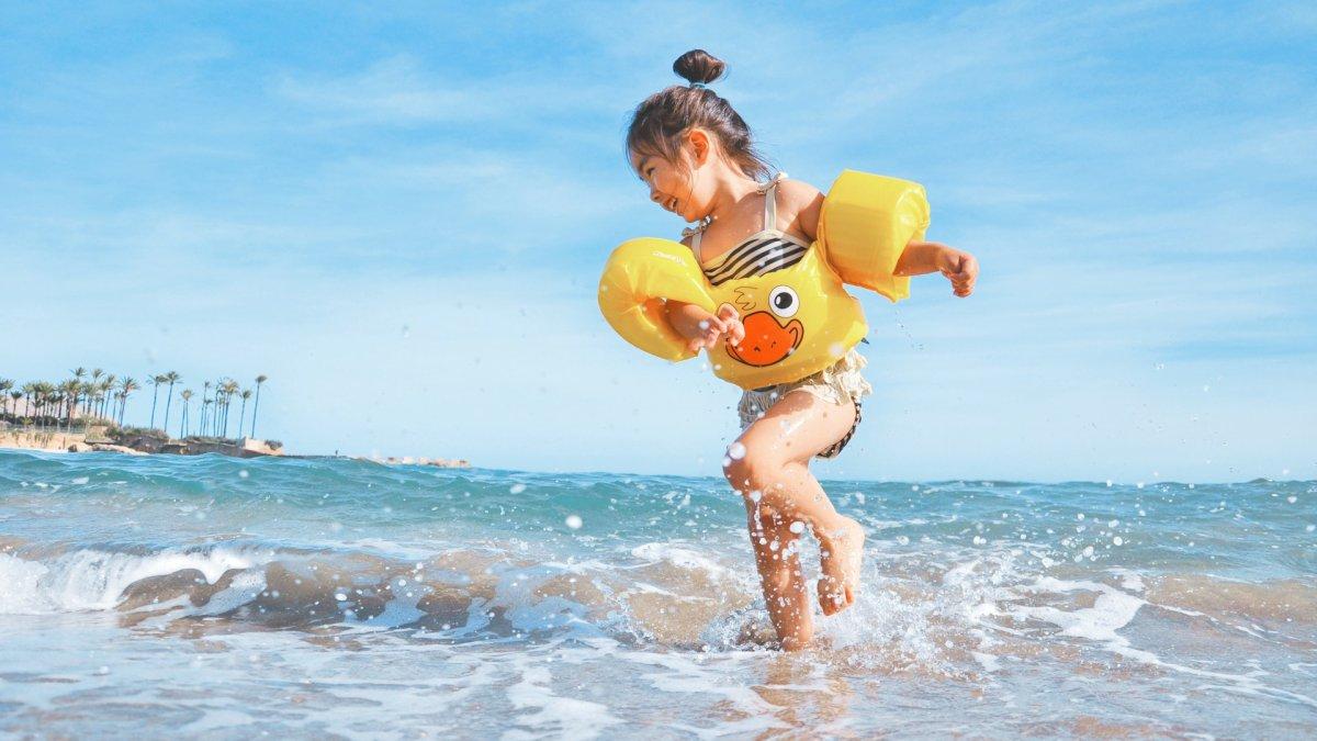 Ilustrasi bermain air di pantai