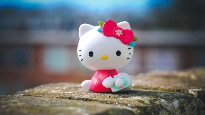 Ilustrasi boneka Hello Kitty yang diletakkan di tembok.