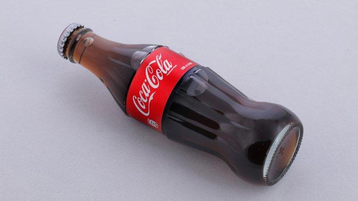 Ilustrasi Coca-Cola. Seorang pensiunan berusia 70 tahun dari Bahia, Brasil, mengklaim bahwa dia telah meminum setetes air dalam 50 tahun terakhir dan hanya Seorang pensiunan berusia 70 tahun dari Bahia, Brasil, mengklaim bahwa dia telah meminum setetes air dalam 50 tahun terakhir.