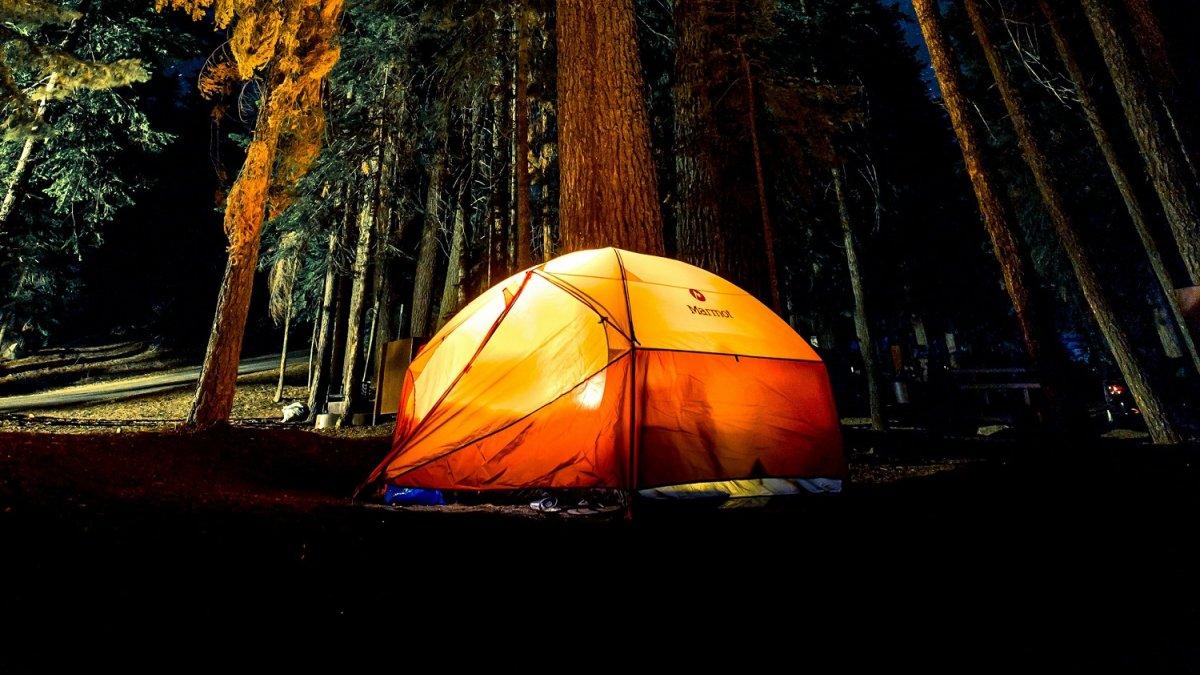 Ilustrasi camping atau kemping.