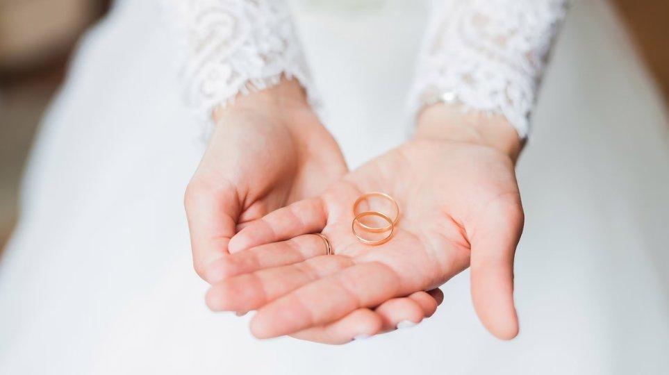 Ilustrasi cincin dan gaun pernikahan.