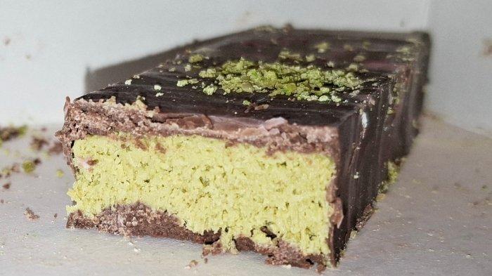 Ilustrasi cokelat Dubai yang viral dengan isian pistachio di bagian tengahnya.