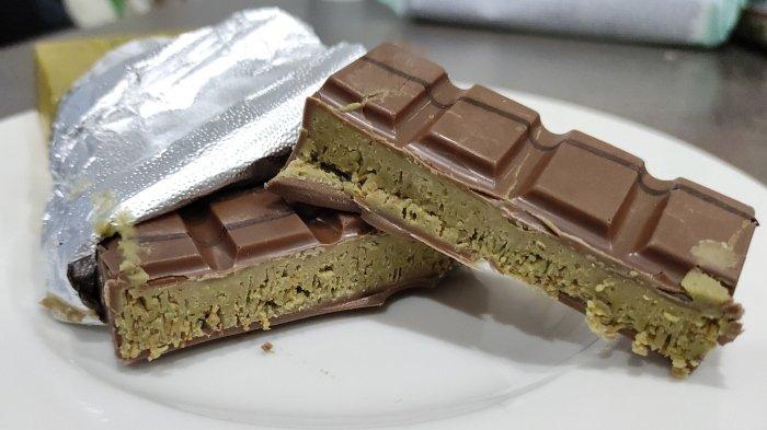 Ilustrasi cokelat Dubai yang viral dengan isian pistachio di bagian tengahnya.