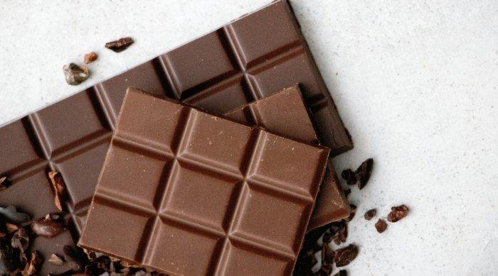 Ilustrasi cokelat yang diolah dari biji kakao, cocok untuk oleh-oleh liburan.