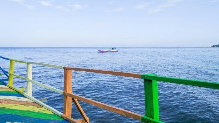 Ilustrasi danau dan kapal. 