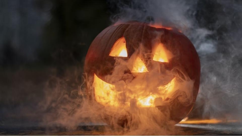 Ilustrasi dekorasi Halloween yang menyeramkan.