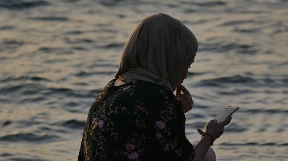 Ilustrasi gadis berhijab.